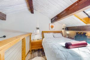ein Schlafzimmer mit einem großen Bett im Dachgeschoss in der Unterkunft Something Special in Vail