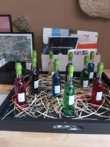 um grupo de garrafas de vinho em um cesto sobre uma mesa em Casa da Cris em Cotelo