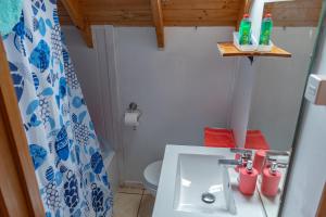 Baño pequeño con lavabo y aseo en Cabañas Hostel Aquario Papudo en Papudo