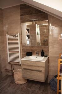 bagno con lavandino e specchio di Timeless a Gospić