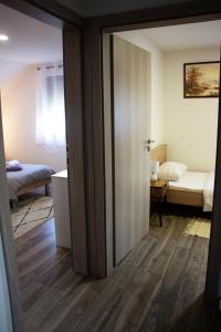 een kamer met een deur naar een slaapkamer bij Timeless in Gospić