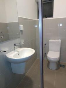 bagno con lavandino e servizi igienici di 1F/F4/U4 ,Elixia 3C'S Apartments Malabe a Malabe