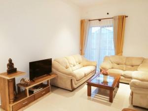 un soggiorno con divano e TV di 1F/F4/U4 ,Elixia 3C'S Apartments Malabe a Malabe