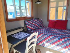 Habitación con cama, mesa y sofá en Caravan Across The Street From The Beach, en Blaine