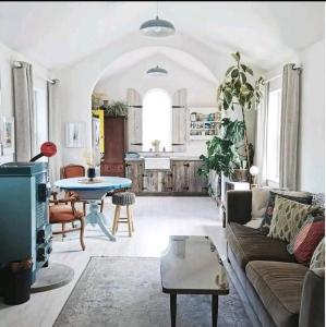 uma sala de estar com um sofá e uma mesa em The Carton Store Loft Apt em Cork