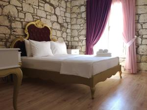 Katil atau katil-katil dalam bilik di Alacati Alaris Hotel