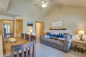 uma sala de estar com um sofá e uma mesa em Crested Butte Getaway Near Skiing and Shopping! em Crested Butte