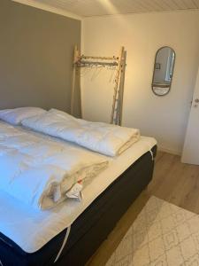 łóżko w pokoju z: w obiekcie Huset ved søen tæt på Herning og MCH og boxen 90 m2 w mieście Sunds