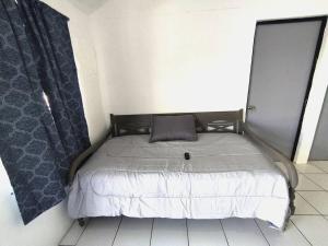 a small bed in a room with a window at Área Consulado y CAS 1 persona - D8 in Nuevo Laredo