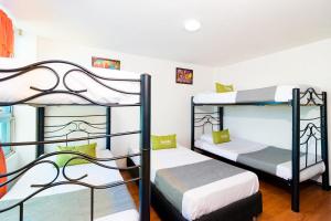 מיטה או מיטות קומותיים בחדר ב-Hotel Bogota Elite