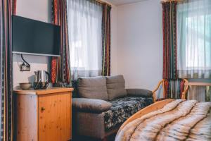 TV a/nebo společenská místnost v ubytování Garni Hotel Belalp