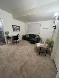 uma sala de estar com um sofá e um piano em 1st Floor Apt With Fenced Yard Access em Lakewood