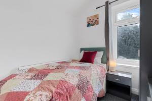 Llit o llits en una habitació de Modern 3-Bed Terraced House in Sutton-In-Ashfield