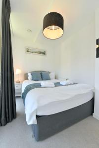 En eller flere senger på et rom på Bright Amelia Lodge - 2 bed 1 bath with WIFI and Netflix in the heart of London