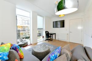 a living room with a couch and a tv at Bright Amelia Lodge - 2 bed 1 bath with WIFI and Netflix in the heart of London in London