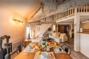 a living room with a table with food on it at Appartement cocooning, climatisé, au cœur d’Agen in Agen