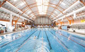 - un groupe de personnes se baignant dans une piscine dans l'établissement Guest suite in Richmond(Rose Garden Vacation), à Richmond