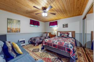 - une chambre avec un lit et un ventilateur de plafond dans l'établissement Hillcrest Lodge, à Pigeon Forge