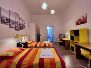 2 bedden in een kamer met een bureau en een bureau bij Apartment Platana in Rijeka