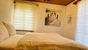 1 dormitorio con 1 cama y una ventana con una foto en Casa do Lago en Leissigen