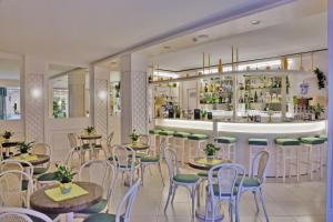Lounge nebo bar v ubytování Hotel Solemar Beach & Beauty SPA