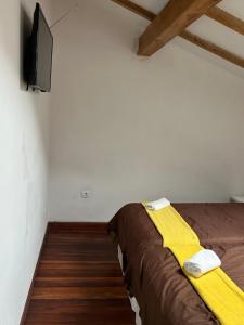 1 dormitorio con 1 cama y TV de pantalla plana en La playa, en Oriñón