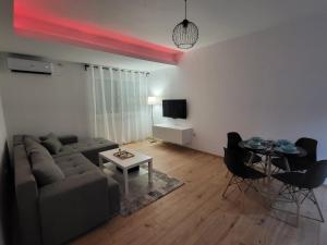 uma sala de estar com um sofá e uma mesa em Felix apartman Zajecar em Zaječar