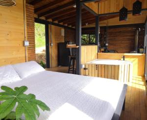 Rúm í herbergi á Glamping con jacuzzi cerca a Medellin