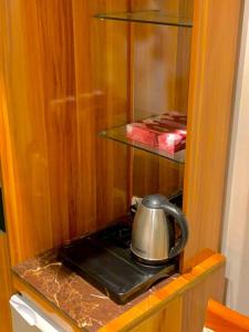 a tea kettle sitting on a stove in a cabinet at مكان ينبع الجديد للشقق الفندقية in Yanbu