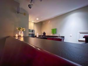 Кухня или кухненски бокс в Private Basement Apartment - Reston