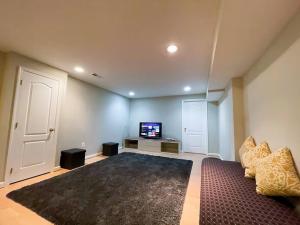 Телевизия и/или развлекателен център в Private Basement Apartment - Reston