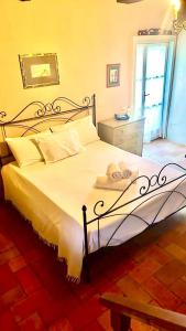 Un dormitorio con una gran cama blanca y una ventana en B&B Il Casale Del Ginepro, en Migliano