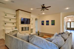 uma grande sala de estar com um grande sofá azul em Spacious Amarillo Home 6 Mi to Downtown! em Amarillo