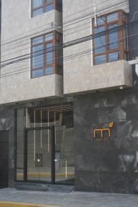 Muña Hotel في Talavera: مبنى عليه لافته