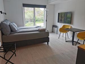 uma sala de estar com um sofá e uma mesa em Lofoten Studio Apartment, Vestermyrveien 11 Svolvær em Svolvær