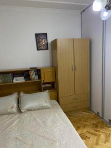 比耶利納的住宿－Privatna kuća，一间卧室配有一张床和一个木制橱柜