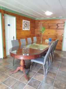 ein Esszimmer mit einem Holztisch und Stühlen in der Unterkunft La Campierelle in Salazie