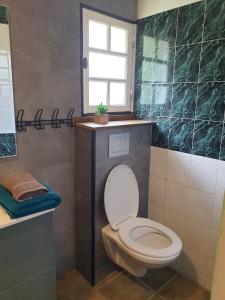 La salle de bains est pourvue de toilettes et d'une fenêtre. dans l'établissement La Campierelle, à Salazie