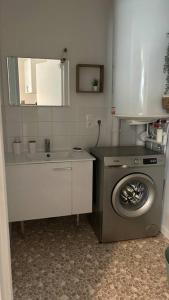 eine Küche mit einer Waschmaschine und einem Waschbecken in der Unterkunft Appartement cœur de ville in Châtillon-sur-Indre