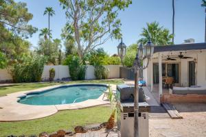 una casa con piscina en el patio en Phoenix Home with Pool about 10 Mi to Camelback Mtn, en Phoenix