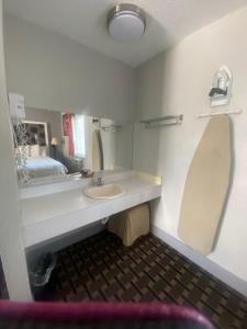 een badkamer met een wastafel en een spiegel bij Budget INN At The Heavenly Gondola in South Lake Tahoe