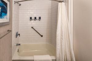 Koupelna v ubytování Radisson Hotel Fairview Heights - St Louis