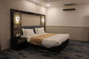 Rose Al Haditha Hotel tesisinde bir odada yatak veya yataklar
