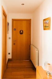 pasillo con puerta de madera en una habitación en Baiolei en Azpeitia