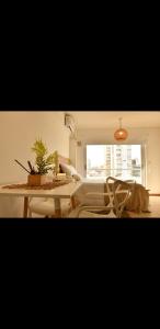 Una sala de estar con una mesa con una planta encima. en tu dpto en ROSARIO, en Rosario