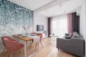 een woonkamer met een tafel en een bank bij Vetulaniego Apartment with Air Conditioning & Parking by Renters Prestige in Krakau