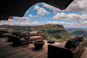 uma sala de estar com sofás e vista para uma montanha em Casa Felice - Canela em Canela