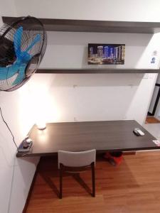 Habitación con escritorio, ventilador y silla. en i-Duplex Condo - LED Garden, Fun Fair, Wax Museum, Waterpark, Mall & More!, en Shah Alam