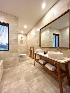 Vannituba majutusasutuses 2 Bedroom Exclusive Villa Rice Paddy views with Private Pool Includes Free Breakfast