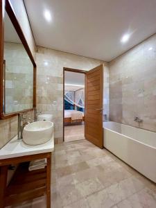 Vannituba majutusasutuses 2 Bedroom Exclusive Villa Rice Paddy views with Private Pool Includes Free Breakfast
